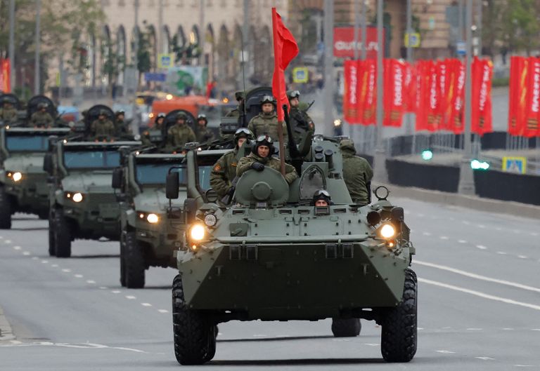 آليات عسكرية تجوب شوارع موسكو