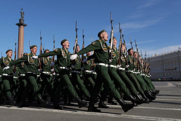 آليات عسكرية تجوب شوارع موسكو