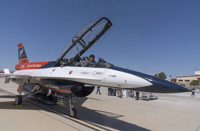 طائرة F-16 يتم التحكم فيها بواسطة الذكاء الاصطناعي - أسوشيتد برس طائرة F-16 يتم التحكم فيها بواسطة الذكاء الاصطناعي - أسوشيتد برس