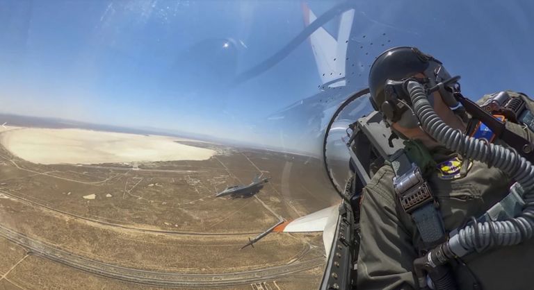 طائرة F-16 يتم التحكم فيها بواسطة الذكاء الاصطناعي - أسوشيتد برس طائرة F-16 يتم التحكم فيها بواسطة الذكاء الاصطناعي - أسوشيتد برس