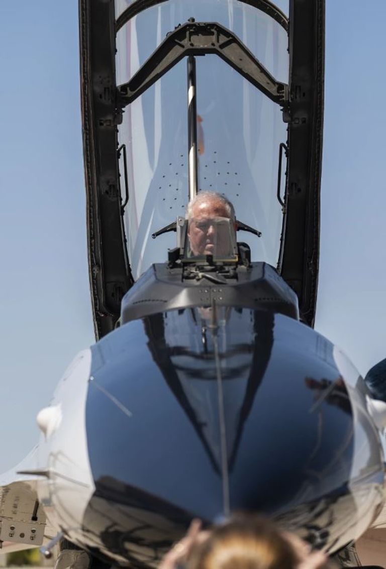 طائرة F-16 يتم التحكم فيها بواسطة الذكاء الاصطناعي - أسوشيتد برس طائرة F-16 يتم التحكم فيها بواسطة الذكاء الاصطناعي - أسوشيتد برس