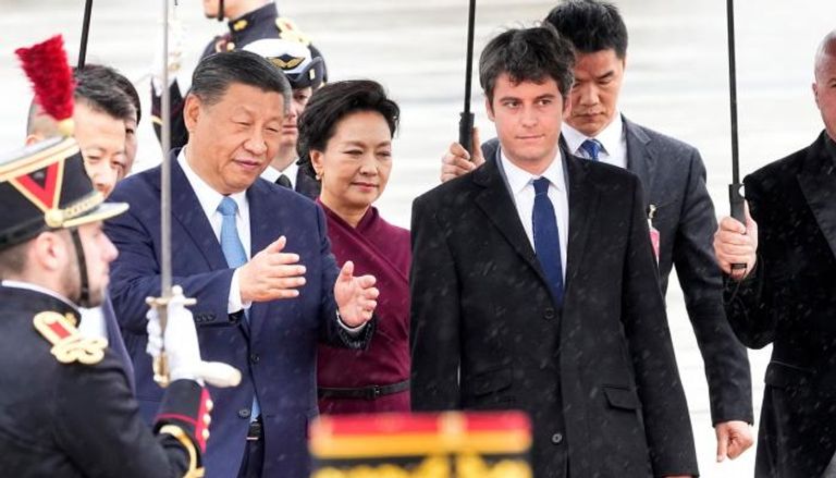  الرئيس الصيني شي جين بينغ يصل باريس رفقة زوجته