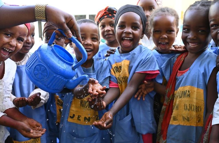 طفلان يغسلان أيديهما بالماء والصابون- أرشيفية