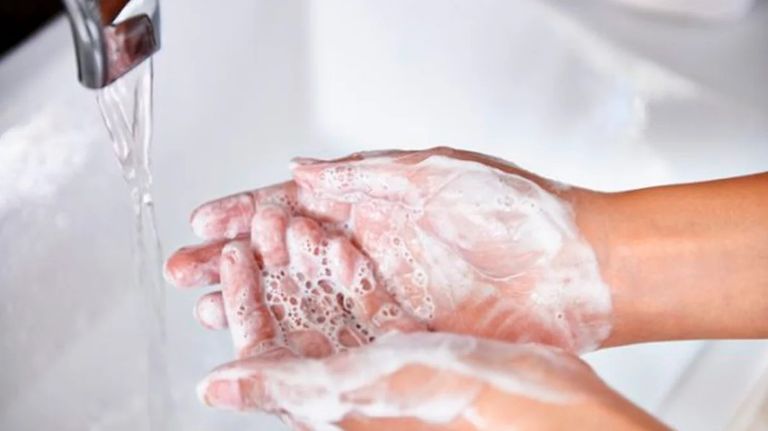 طفلان يغسلان أيديهما بالماء والصابون- أرشيفية