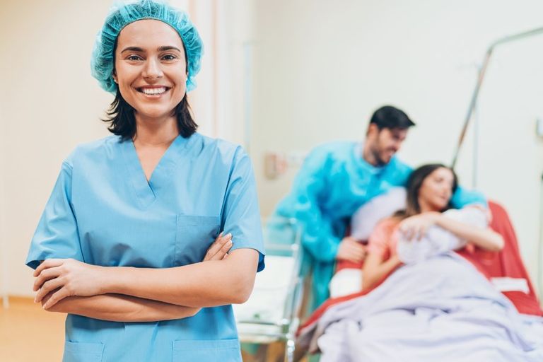 قابلة تحمل طفلا حديث الولادة- أرشيفية