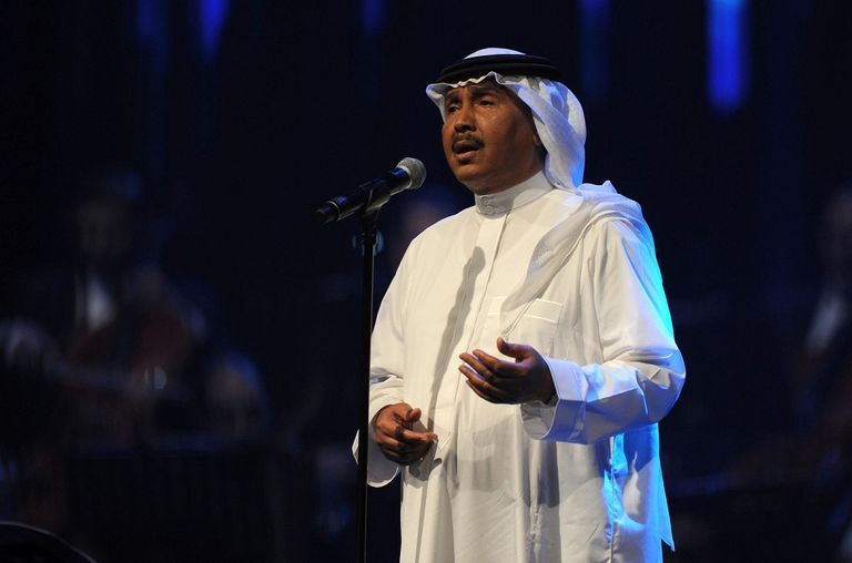 طبيب يوضح لمريض تفاصيل حالته الصحية