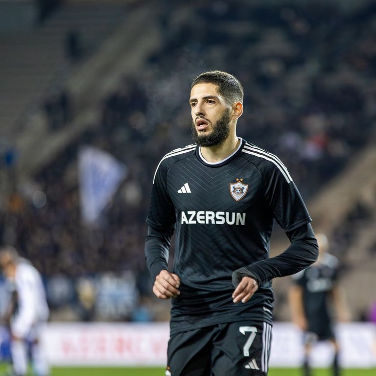 ياسين بنزية نجم منتخب الجزائر