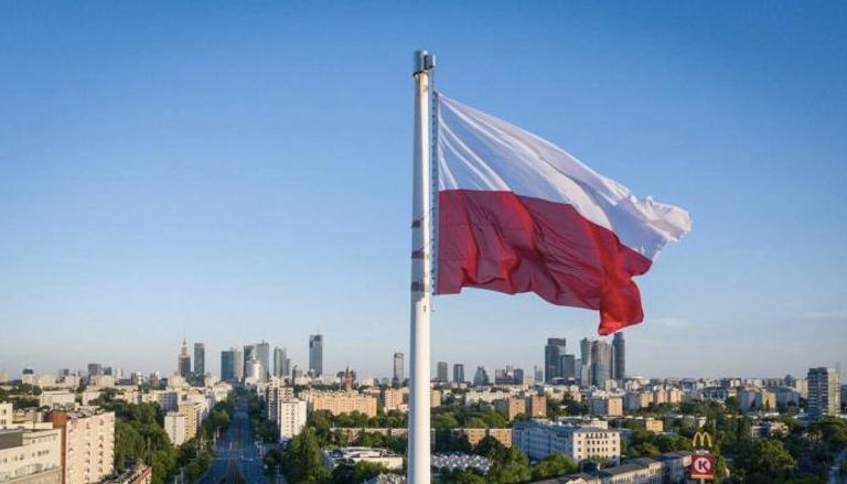 علم بولندا في العاصمة وارسو