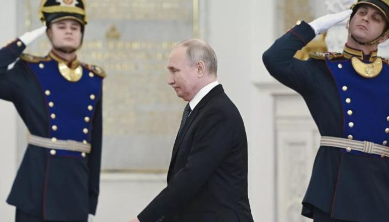 الرئيس الروسي فلاديمير بوتين يمر عبر حرس الشرف