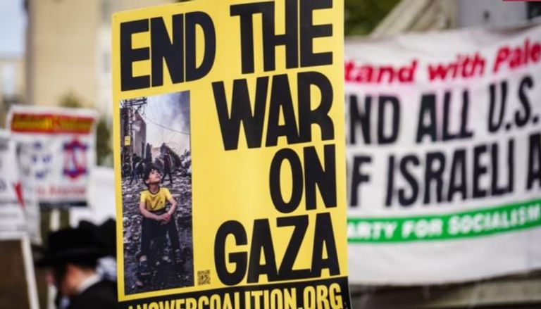 لافتة تدعو لإنهاء الحرب في غزة