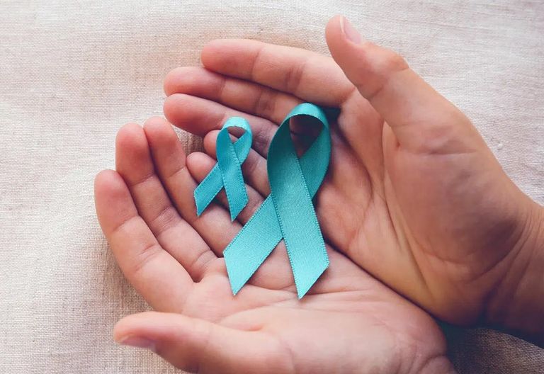 مختصة تتحدث إلى سيدة عن سرطان المبيض