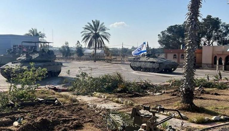 دبابة إسرائيلية في الجانب الفلسطيني من معبر رفح - رويترز