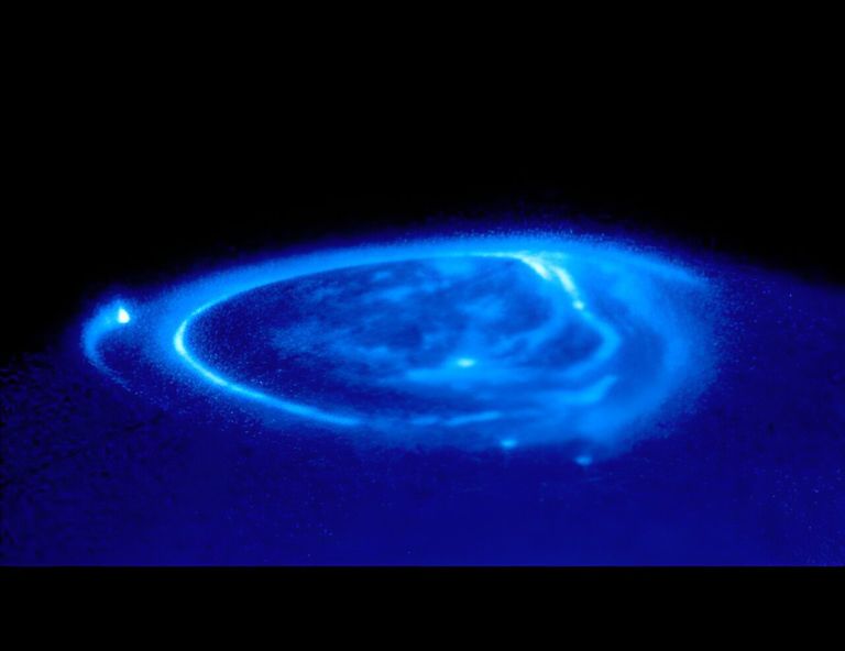 تصوير الشفق القطبي بكوكب المشتري بواسطة تلسكوب هابل