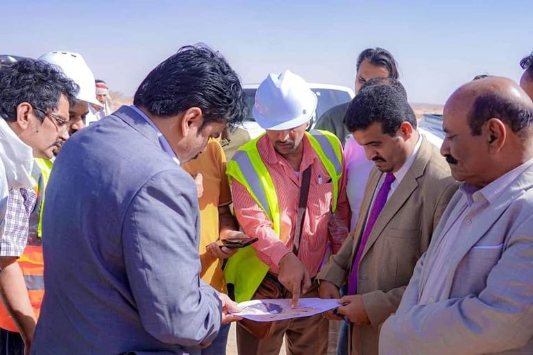 جانب من عملية توقيع استلام موقع تشييد محطة الطاقة الشمسية