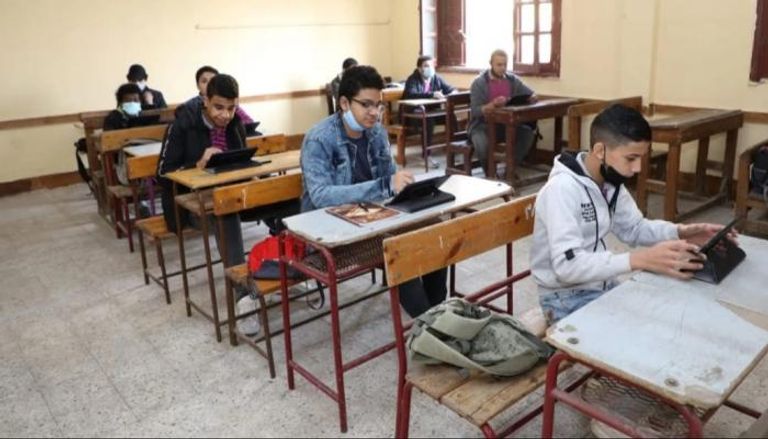 طلاب الثانوية العامة يؤدون الامتحانات في مصر