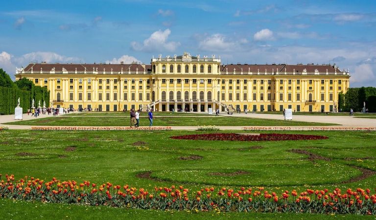 قصر شونبرون - موقع Daily Express قلعة تراكاي (ليتوانيا) - موقع Daily Express