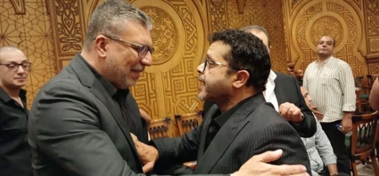 كريم عبدالعزيز في عزاء والدته