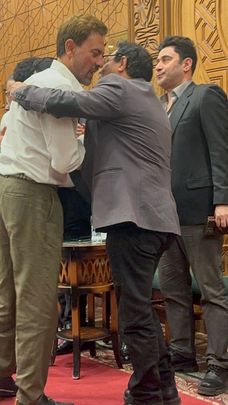 كريم عبدالعزيز في عزاء والدته