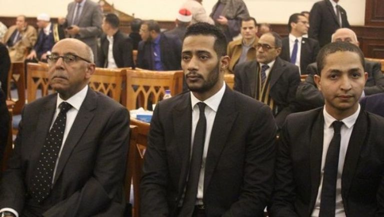 كريم عبدالعزيز في عزاء والدته