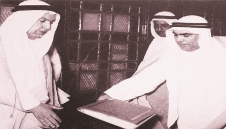 تسليم الدستور لأمير الكويت ستينيات القرن الماضي 