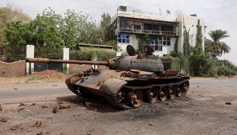 دبابة محترقة بأحد شوارع أم درمان - رويترز