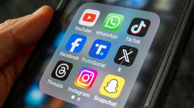 محتوى الذكاء الاصطناعي المزيف - تعبيرية