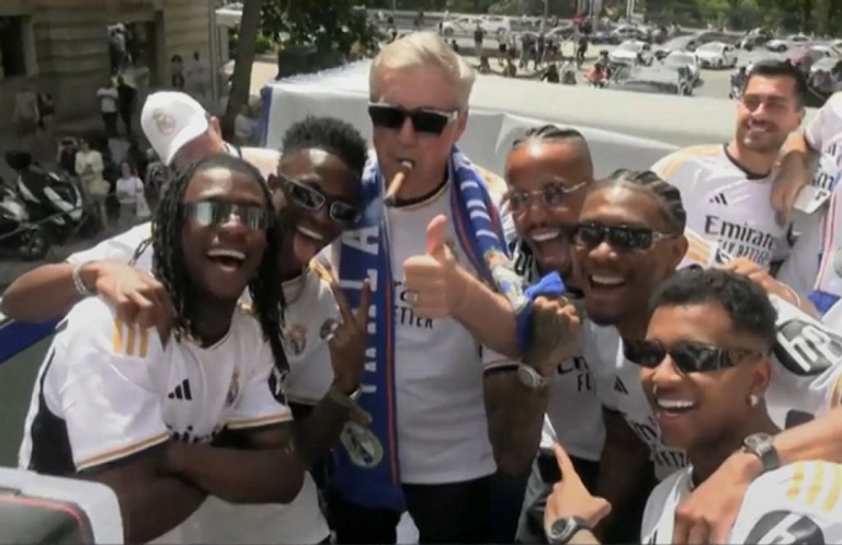 أنشيلوتي يحتفل بالسيجار والنظارات السوداء كارلو أنشيلوتي مدرب ريال مدريد