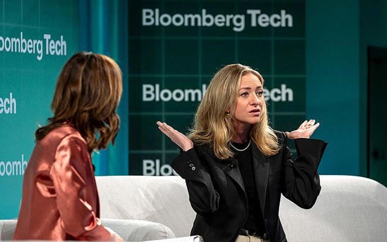 ويتني هيرد قدرات متنوعة للذكاء الاصطناعي في دعم العزاب