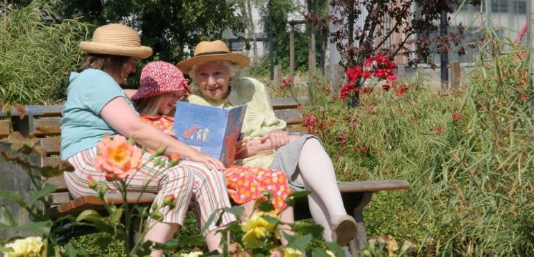 أم مع طفليها