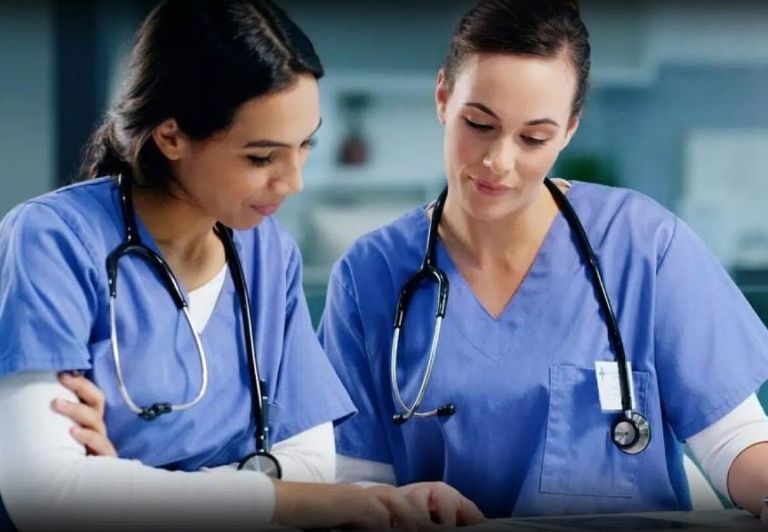 فريق من الممرضين والممرضات