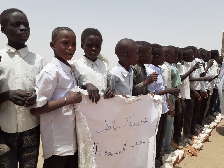 أطفال فوق ظهر عربة يجرها حمار بالسودان