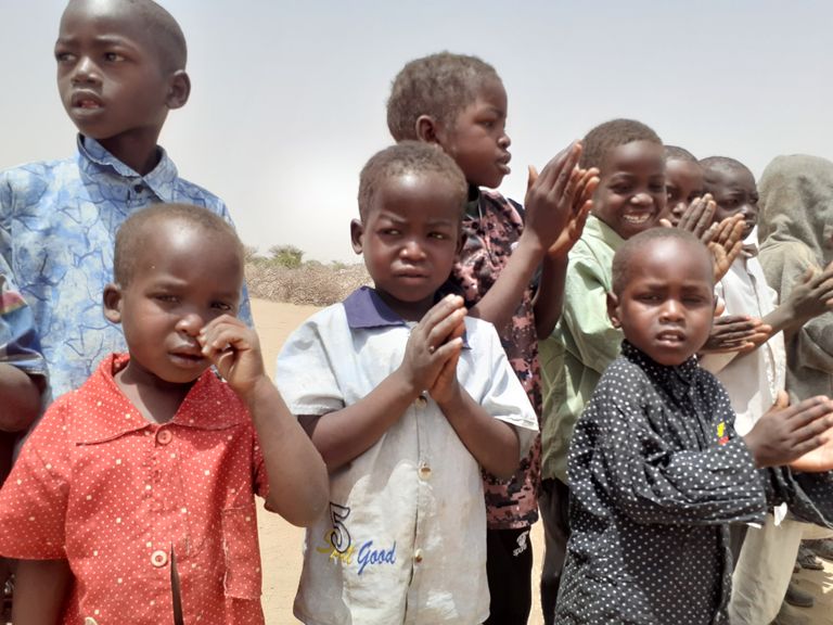 أطفال فوق ظهر عربة يجرها حمار بالسودان 