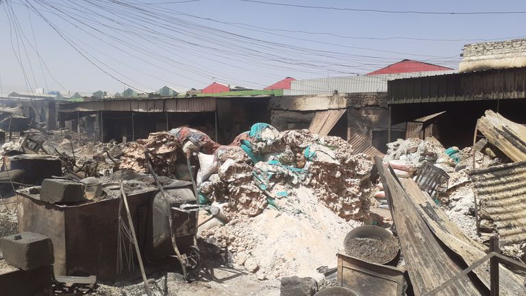 أطفال فوق ظهر عربة يجرها حمار بالسودان 