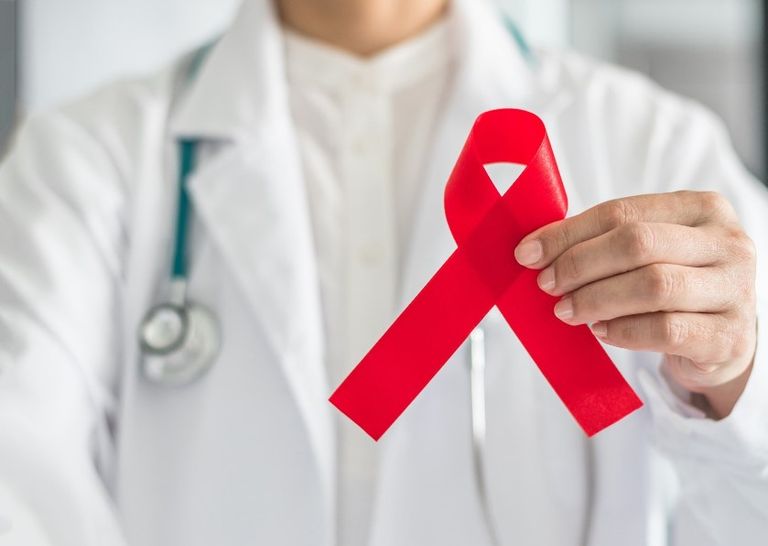 مريض على سرير بالمستشفى