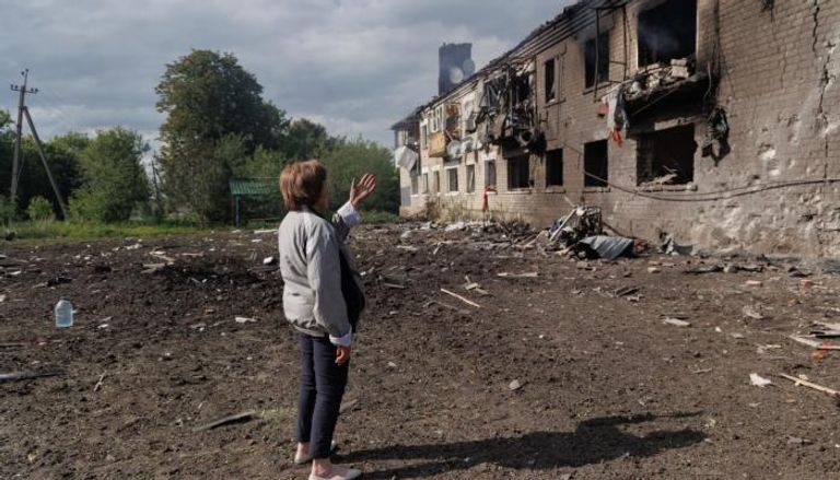 سيدة تعاين منزل دمرته الحرب قرب خاركيف