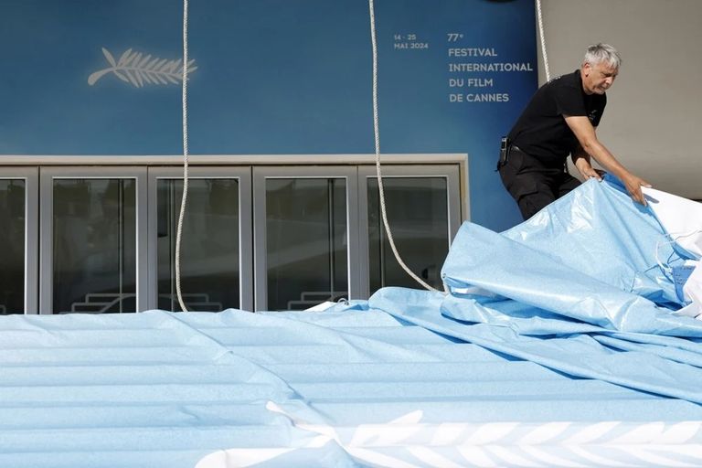 اللمسات النهائية قبل الحدث الفني الكبير