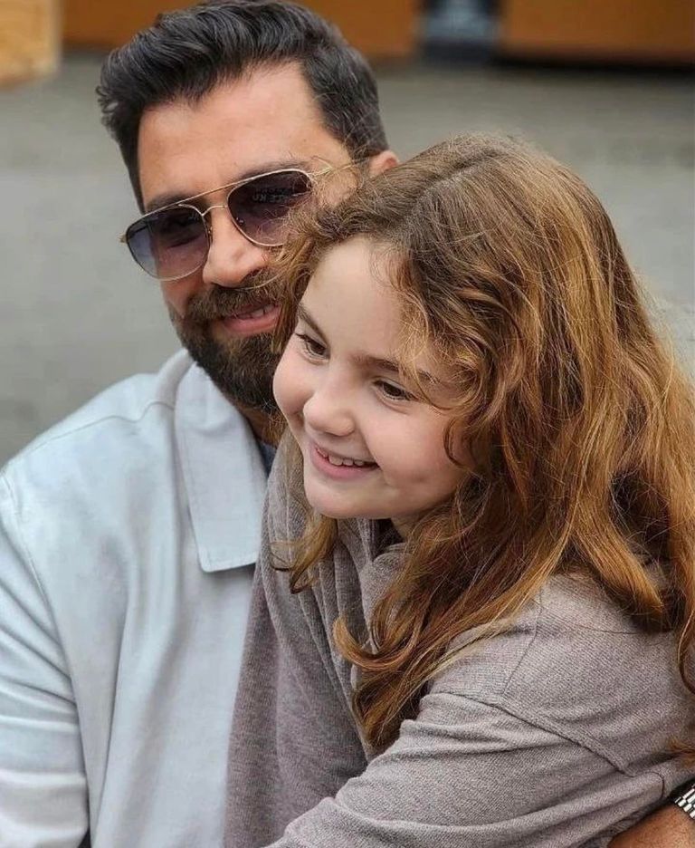 معتصم النهار مع ابنته