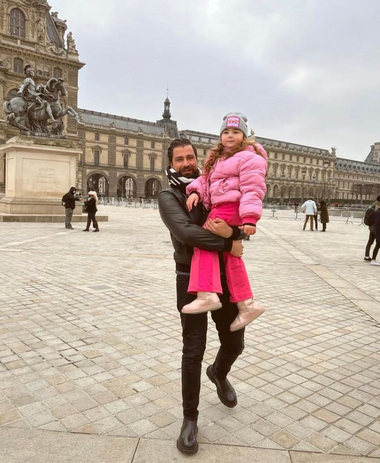 معتصم النهار مع ابنته