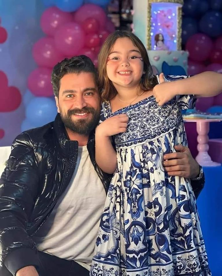 معتصم النهار مع ابنته