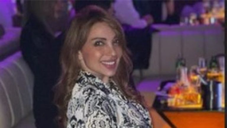 سالي عوض شقيقة الضحية السائق المتهم بجوار سيارته