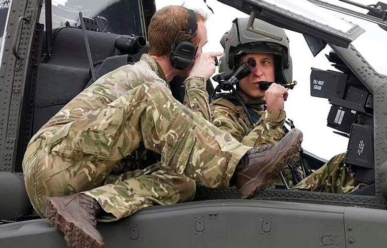 الملك تشارلز الثالث يسلم ولي العهد قبعة وحزام سلاح الجو