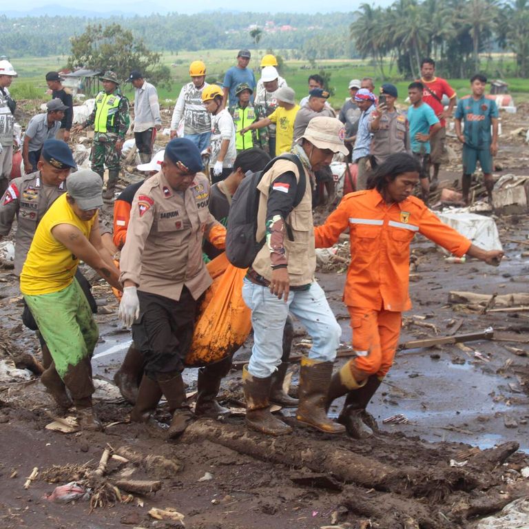 فيضانات تجتاح سومطرة