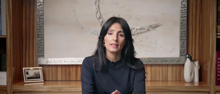 رزان المبارك خلال إلقاء كلمتها