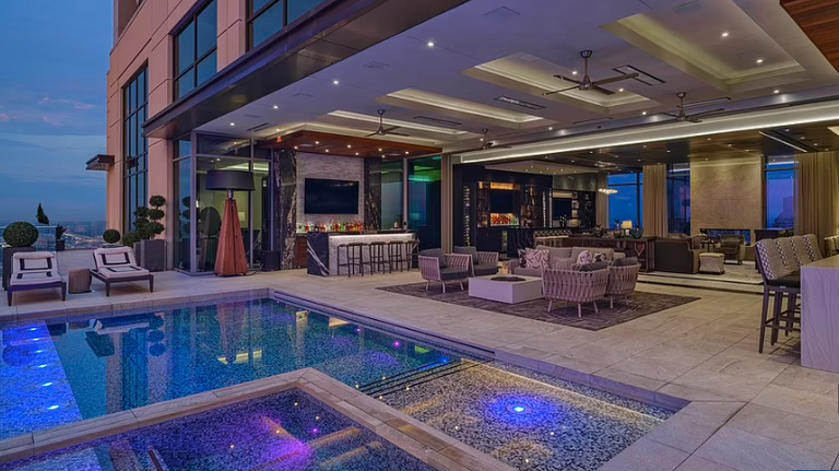 من داخل أحد أفخم أماكن العطلات في العالم