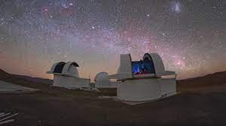 مرصد "سبيكولوس ثوث" ، الواقع في صحراء أتاكاما في تشيلي تخيل فني لكوكب بحجم الأرض يدور حول نجم فائق البرودة