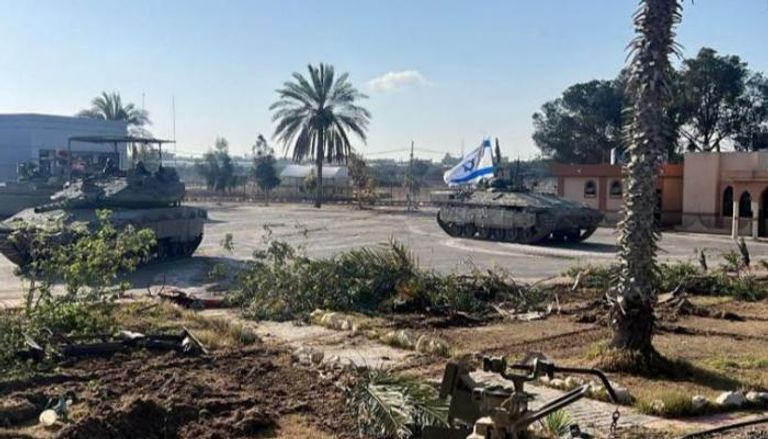 آليات إسرائيلية داخل معبر رفح من الجانب الفلسطيني