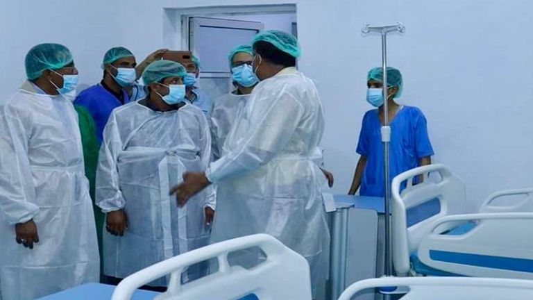 طبيب يمني يعاين أحد الأطفال المصابين بالكوليرا في البلاد- أرشيفية