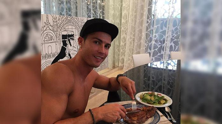 كريستيانو رونالدو يتناول الطعام البرتغالي كريستيانو رونالدو