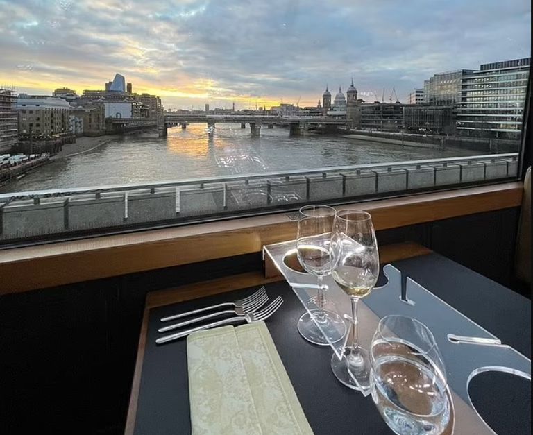 مطعم Bustronome مطعم Bustronome المتنقل في لندن