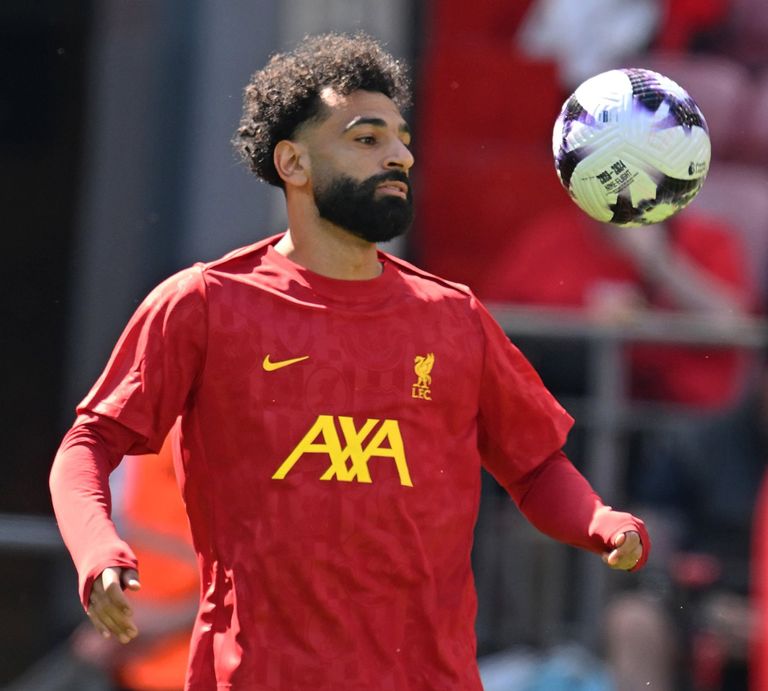 محمد صلاح محمد صلاح يحمل الدوري الإنجليزي